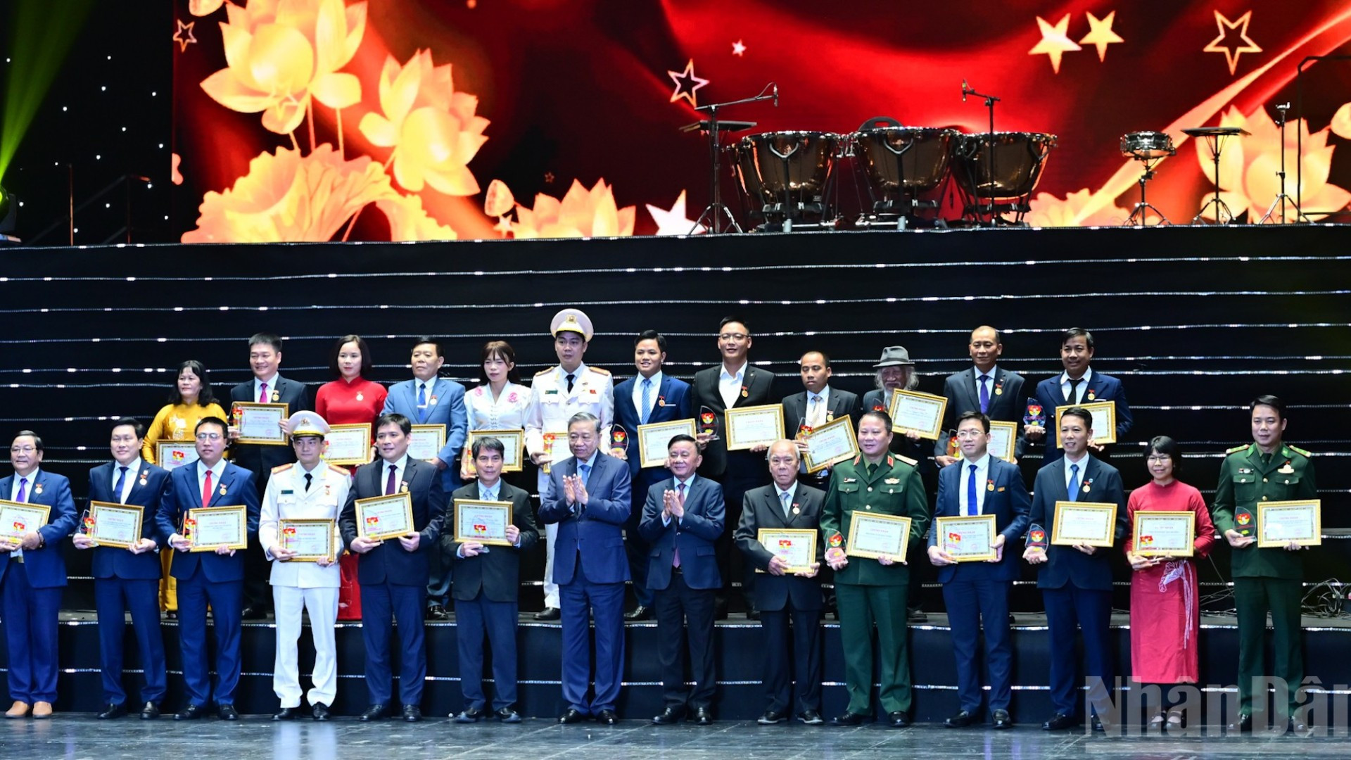 Tổng Bí thư Tô Lâm và Thường trực Ban Bí thư Trần Cẩm Tú chụp hình lưu niệm cùng các điển hình tiêu biểu tại chương trình.