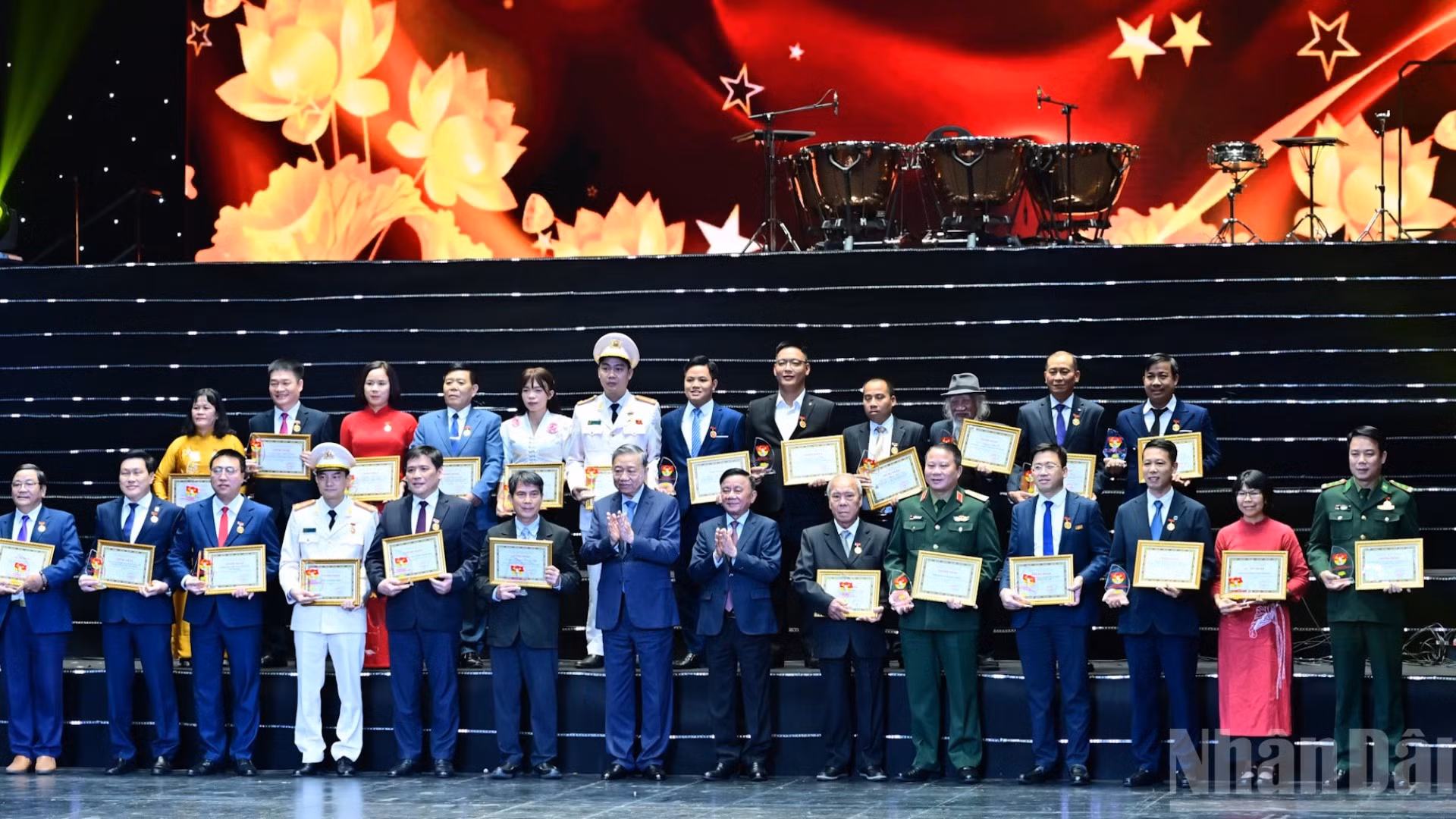 Tổng Bí thư Tô Lâm và Thường trực Ban Bí thư Trần Cẩm Tú chụp hình lưu niệm cùng các điển hình tiêu biểu tại chương trình.