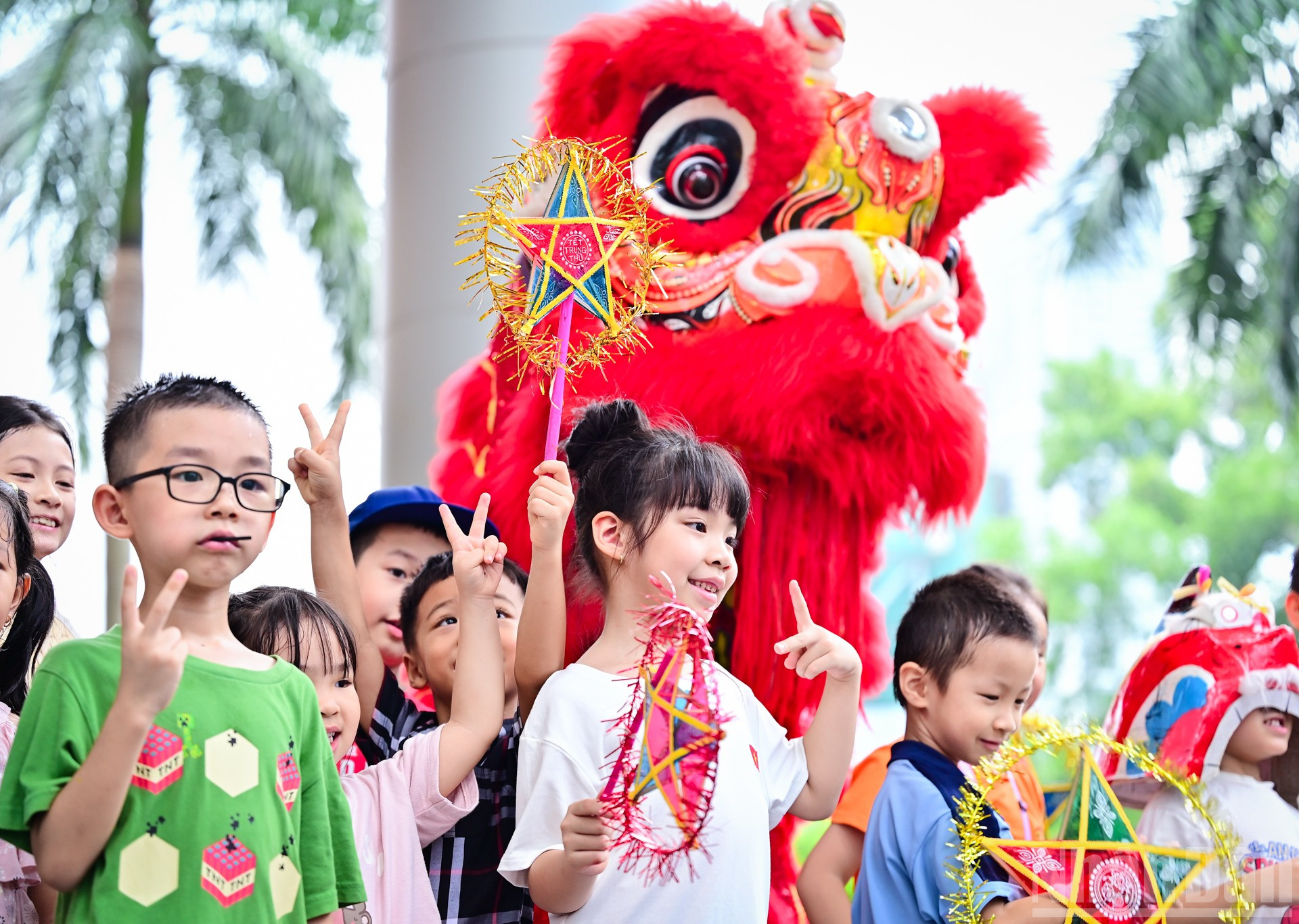 Các em nhỏ được trải nghiệm không gian Trung thu đầy sắc màu và niềm vui tại Bảo tàng Dân tộc học.