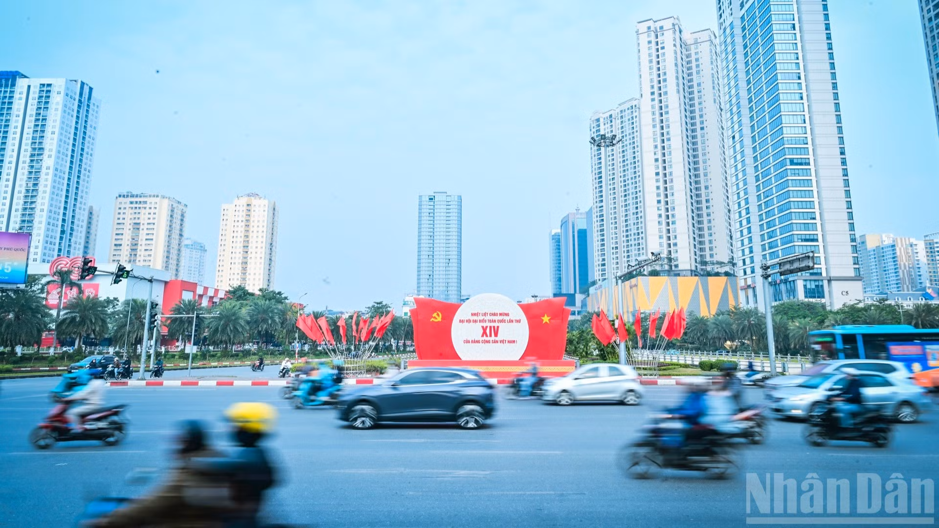 Sắc đỏ trên nhiều tuyến phố tạo nên hình ảnh sinh động của Thủ đô chào mừng Đại hội XIV của Đảng.