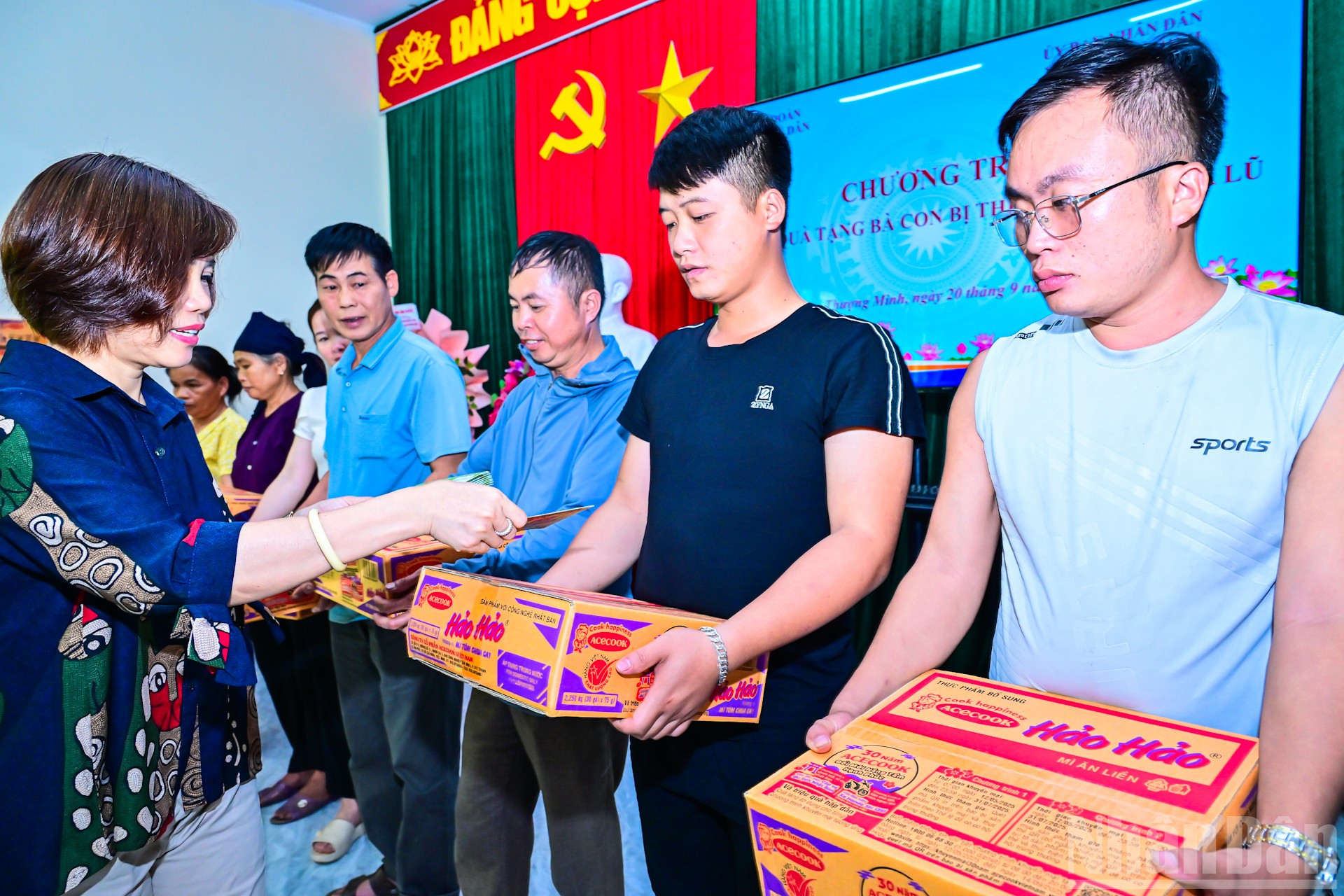 តំណាងសហជីពកាសែត Nhan Dan ជូនអំណោយជួយឧបត្ថម្ភ និងចែករំលែកដល់គ្រួសារ។ ndo_br_img-0763.jpg