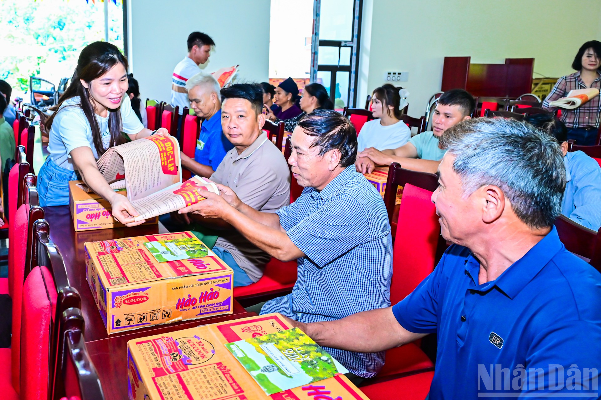 ការបន្ថែមកាសែតប្រជាជនត្រូវបានបញ្ជូនទៅគ្រួសារនៅក្នុងកម្មវិធី។ ndo_br_img-0756.jpg