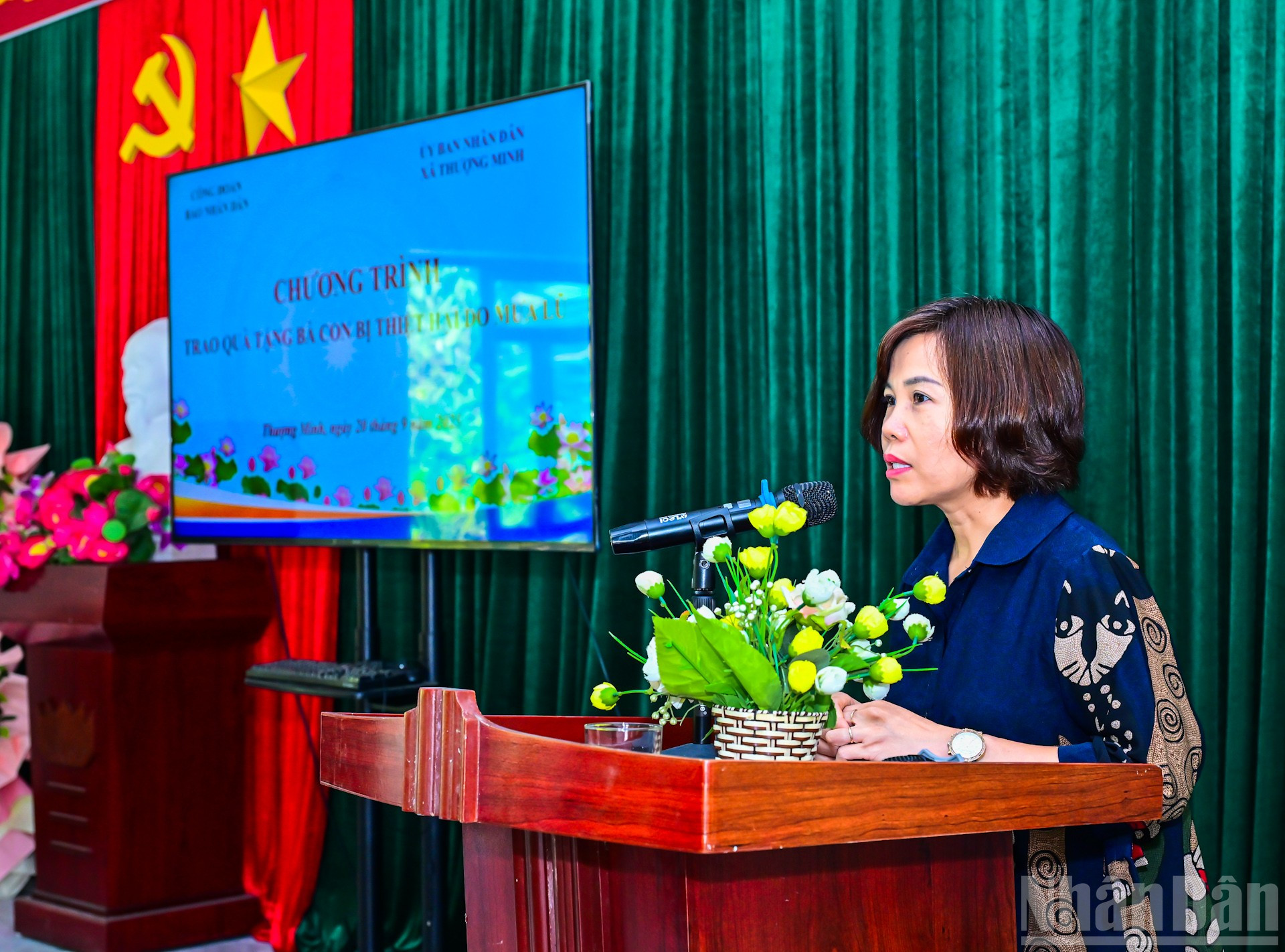 ប្រធានសហជីពពាណិជ្ជកម្មកាសែត Nhan Dan លោកស្រី Tran Thi Kieu Thanh Binh បានមានប្រសាសន៍ដោយក្តីអាណិតអាសូរជាមួយប្រជាជននៅតំបន់គ្រោះមហន្តរាយ។ ndo_br_img-0764.jpg