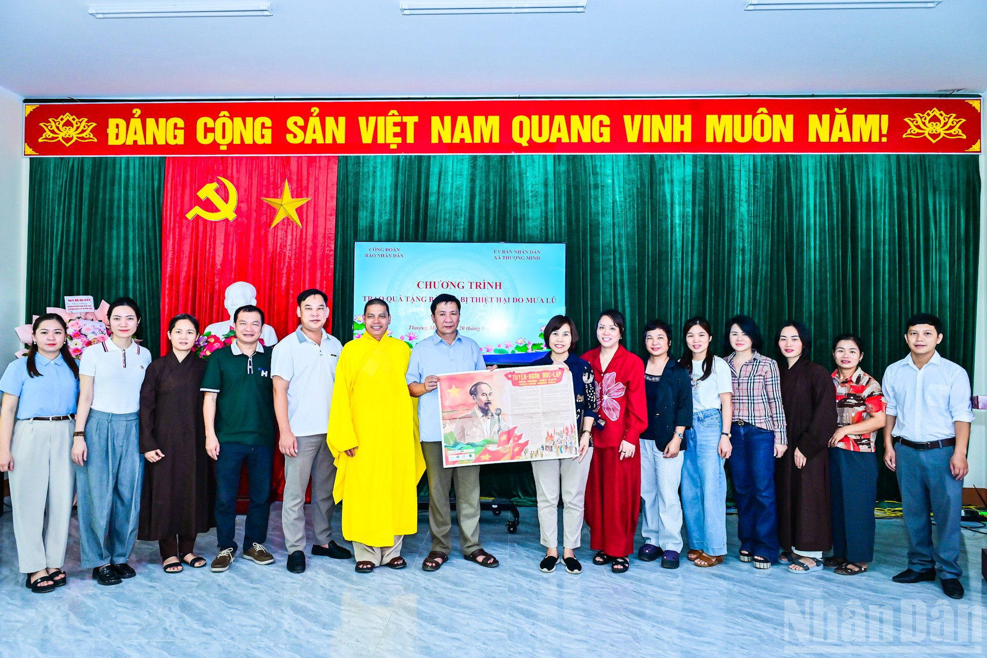 ក្នុងកម្មវិធីនោះ សម្ព័ន្ធពាណិជ្ជកម្មកាសែត Nhan Dan បានបង្ហាញពីអាហារបំប៉នពិសេសដល់ប្រជាជនក្នុងតំបន់។ ndo_br_img-0757.jpg
