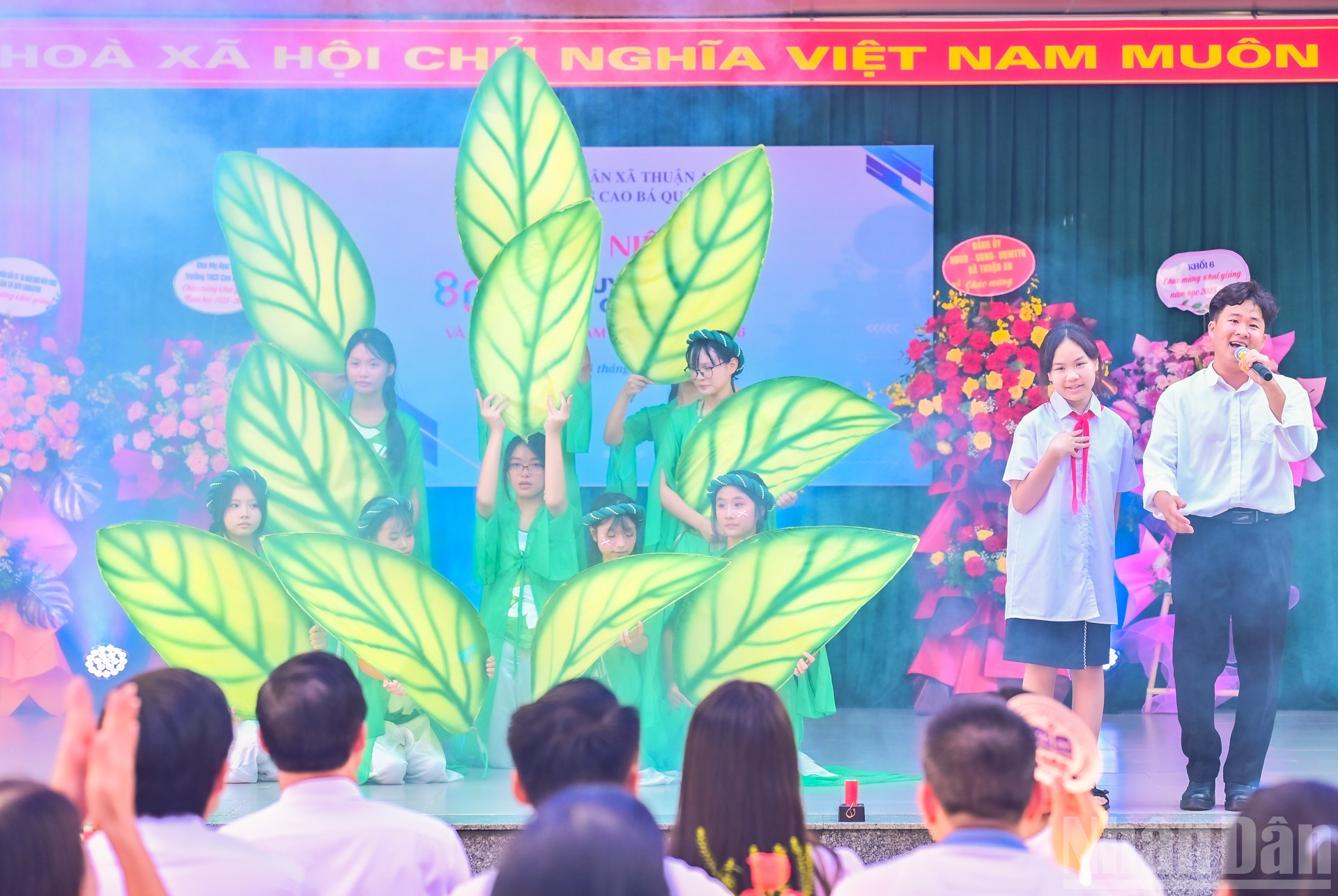 Giáo viên nhà trường thể hiện các tiết mục văn nghệ mang đến không khí hào hứng cho các bạn học sinh. ndo_br_6.jpg