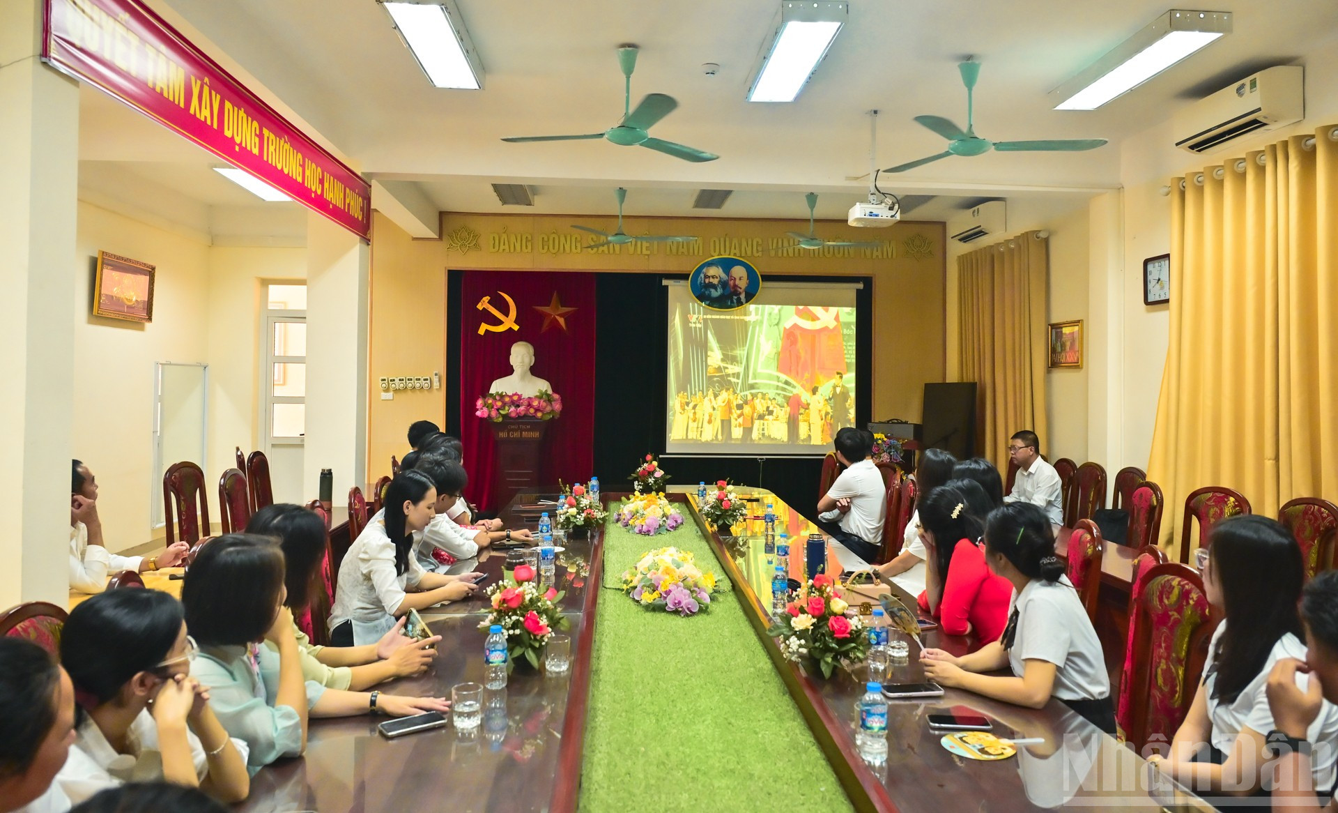 Thầy trò Trường trung học cơ sở Cao Bá Quát theo dõi cầu truyền hình. ndo_br_12.jpg