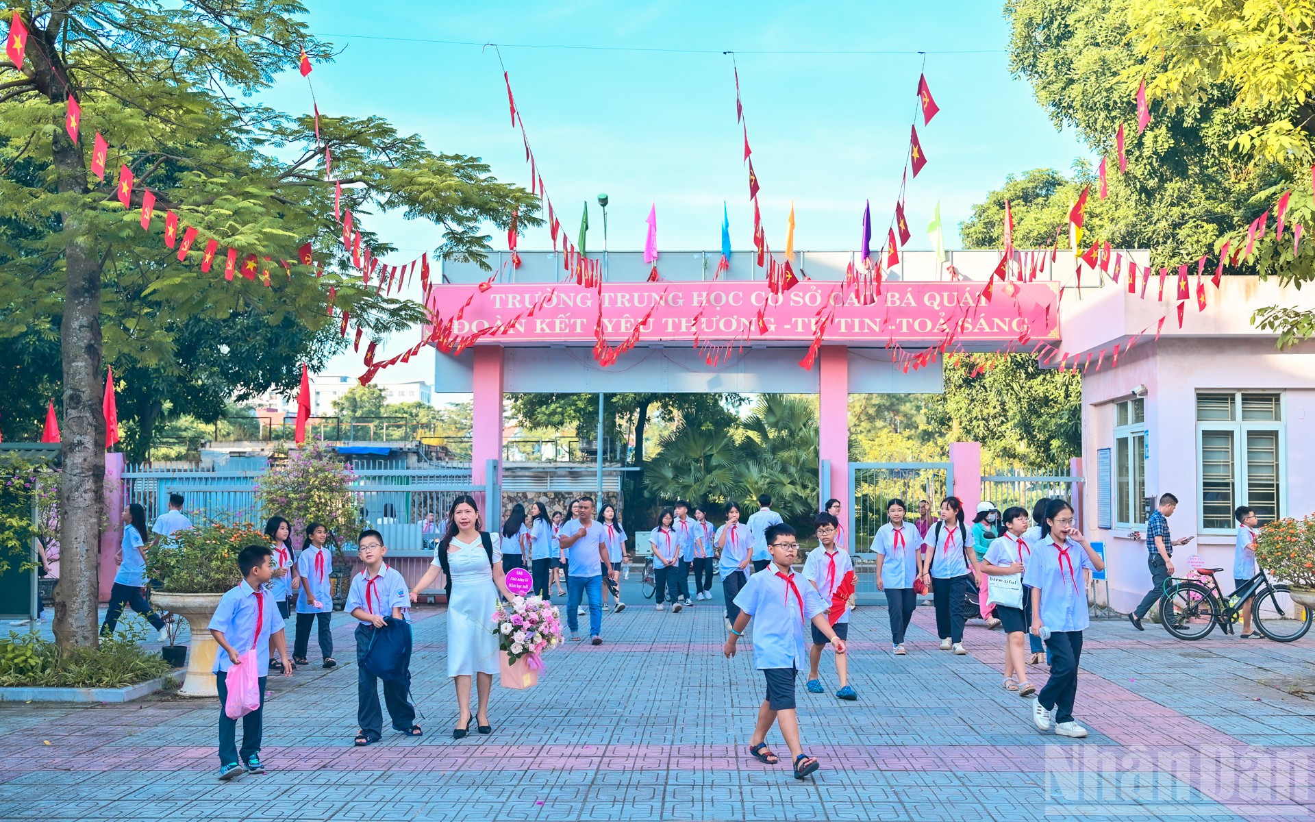 Các học sinh có mặt tại trường từ sớm để gặp mặt và chuẩn bị cho buổi lễ của nhà trường. ndo_br_1.jpg