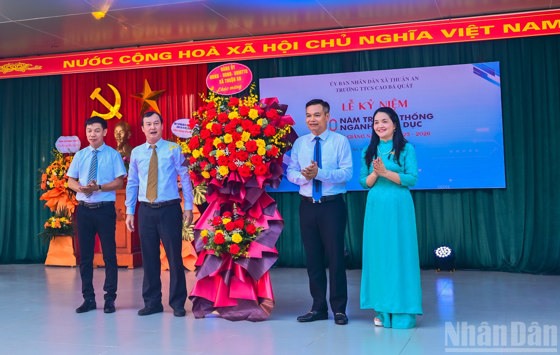 Đại diện lãnh đạo xã Thuận An (Hà Nội) trao lẵng hoa chúc mừng năm học mới tới Ban giám hiệu Trường trung học cơ sở Cao Bá Quát. ndo_br_5.jpg