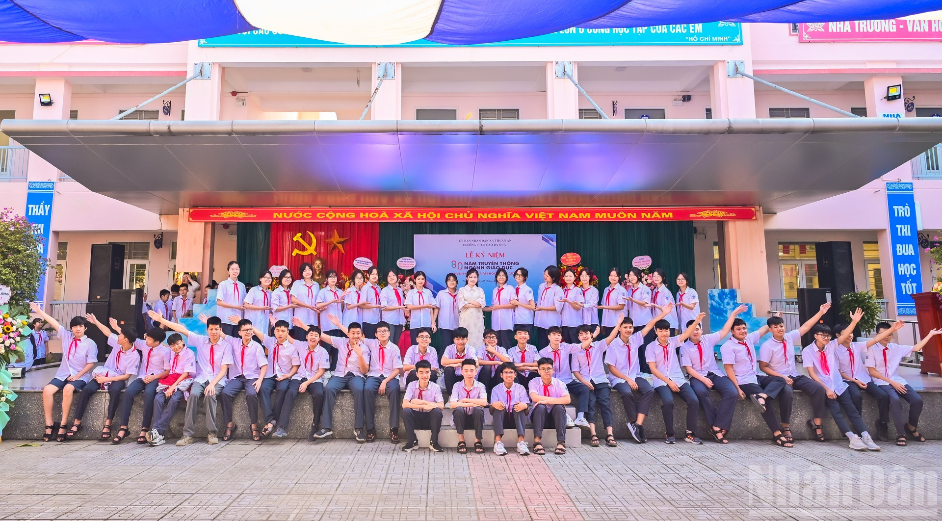 Bức ảnh kỷ niệm của các bạn học sinh lớp 9 cuối cấp, một năm học vất vả và nhiều kỳ vọng phía trước các em. ndo_br_10.jpg