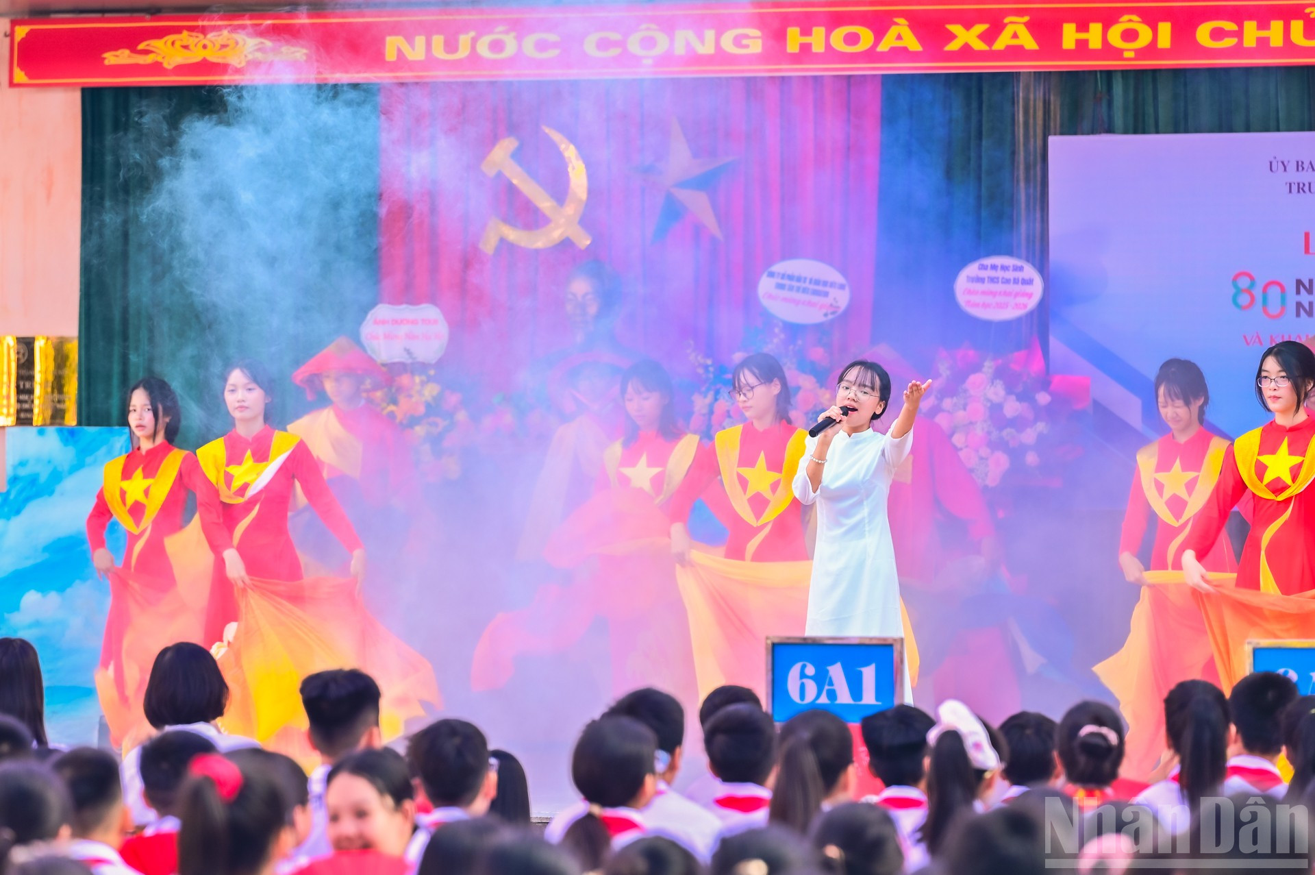 Tiết mục văn nghệ chào mừng của các em học sinh đầu cấp. ndo_br_3.jpg