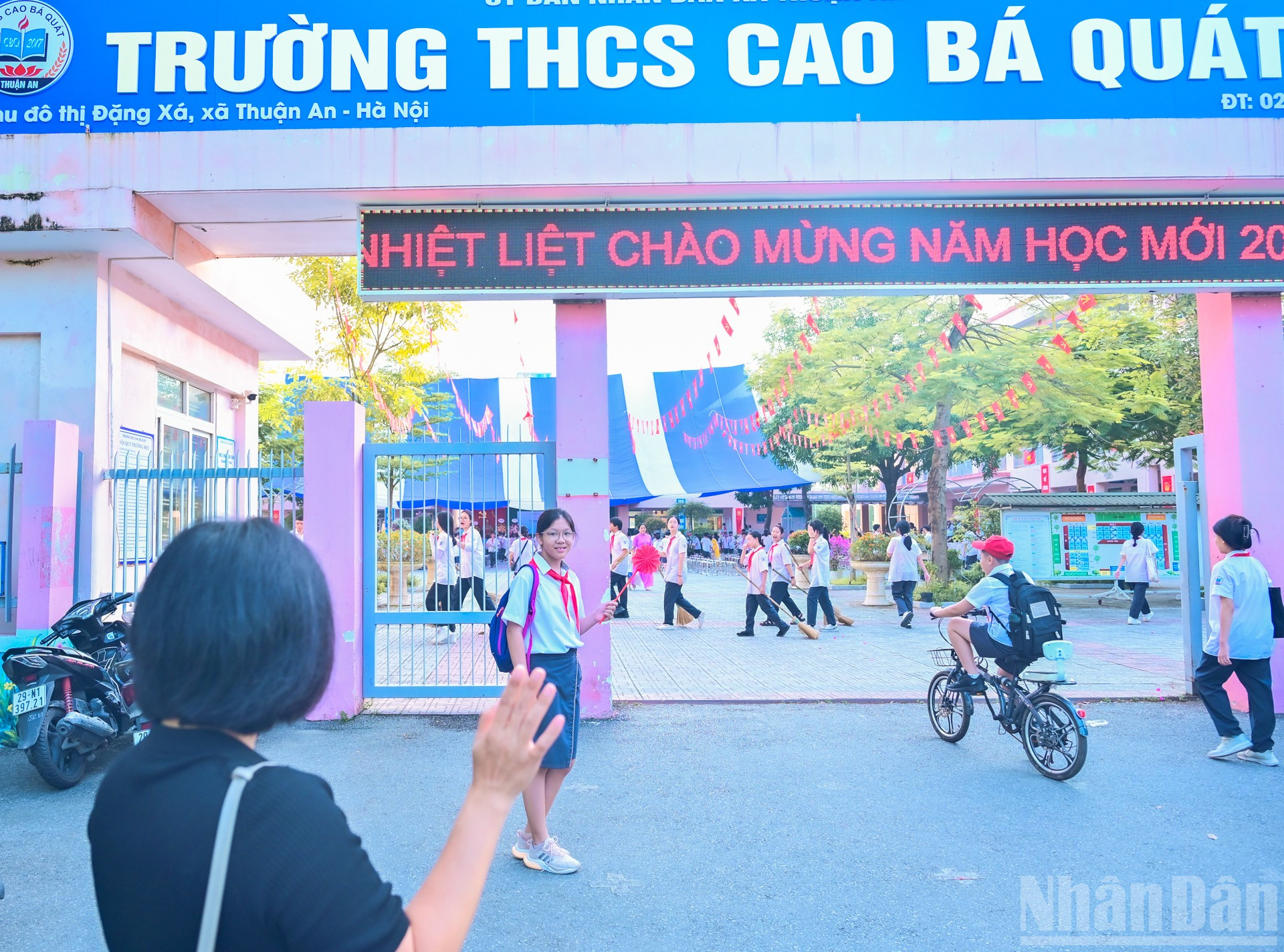Một học sinh đầu cấp được mẹ đưa đến dự lễ khai giảng năm học mới. ndo_br_2.jpg
