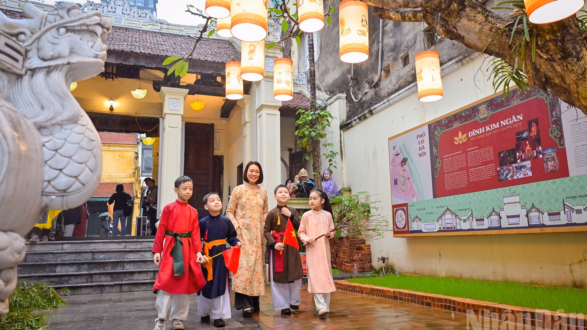 Người dân phố cổ Hà Nội cảm nhận hương vị Tết xưa tại đình Kim Ngân (Hà Nội).