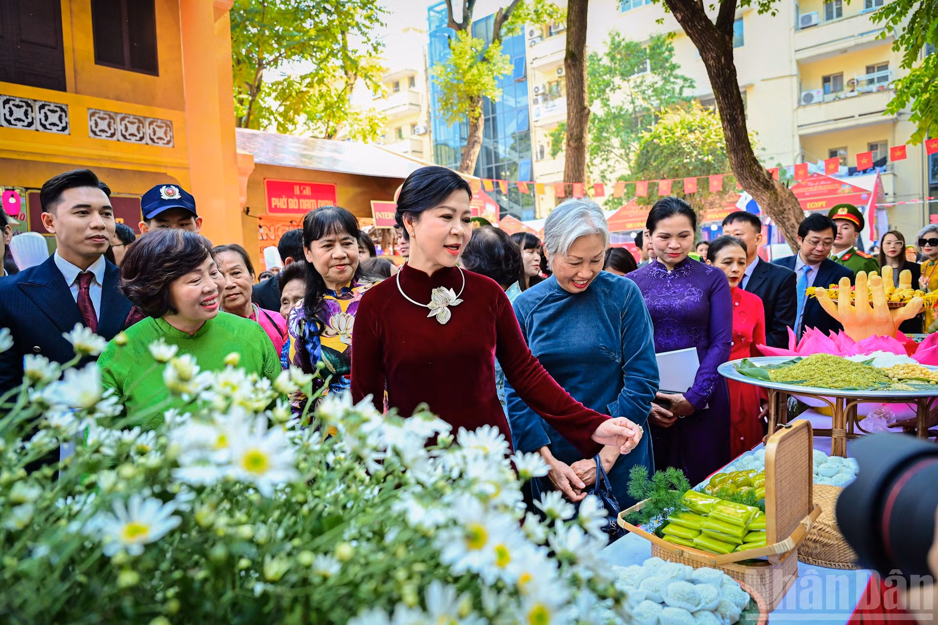 Bà Ngô Phương Ly, Phu nhân Tổng Bí thư Tô Lâm tham quan khu vực quảng bá ẩm thực Việt Nam tại Liên hoan văn hóa ẩm thực quốc tế 2025.