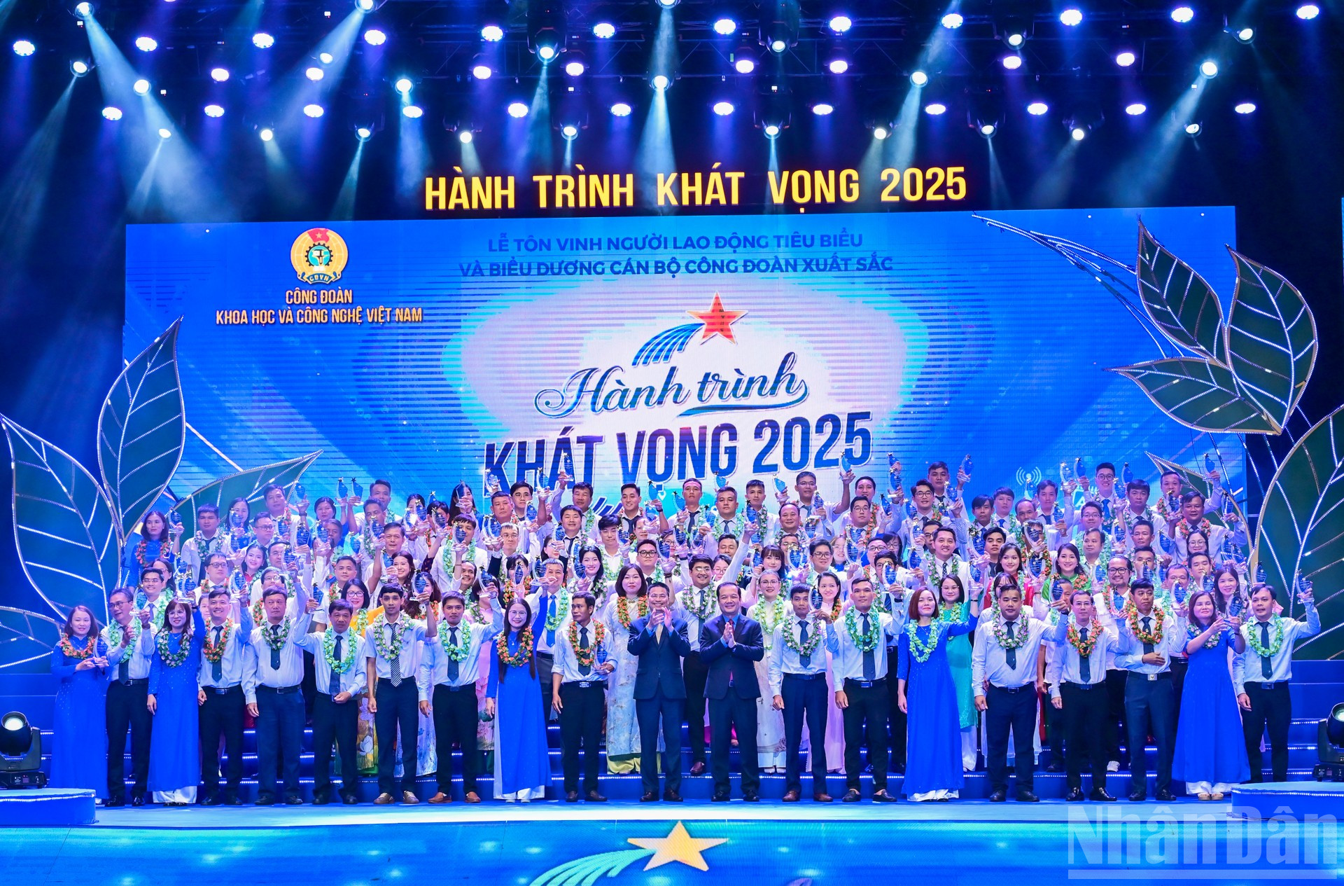 ក្រុមកម្មករគំរូក្នុងឆ្នាំ 2024 ត្រូវបានផ្តល់កិត្តិយស និងថតរូបអនុស្សាវរីយ៍ជាមួយថ្នាក់ដឹកនាំនៃសហជីពពាណិជ្ជកម្មវិទ្យាសាស្ត្រ និងបច្ចេកវិទ្យា។ ndo_br_cd-htkv-3.jpg