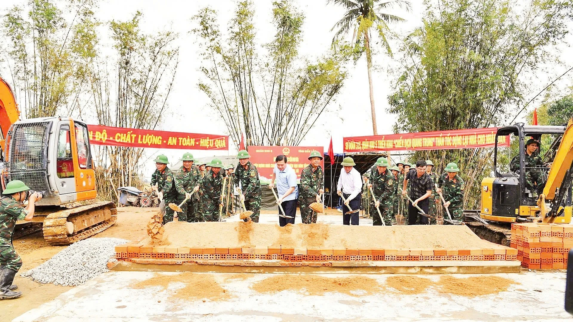 Sau lũ lịch sử, Quân khu 5 giúp dân Đắk Lắk xây lại nhà cửa kiên cố