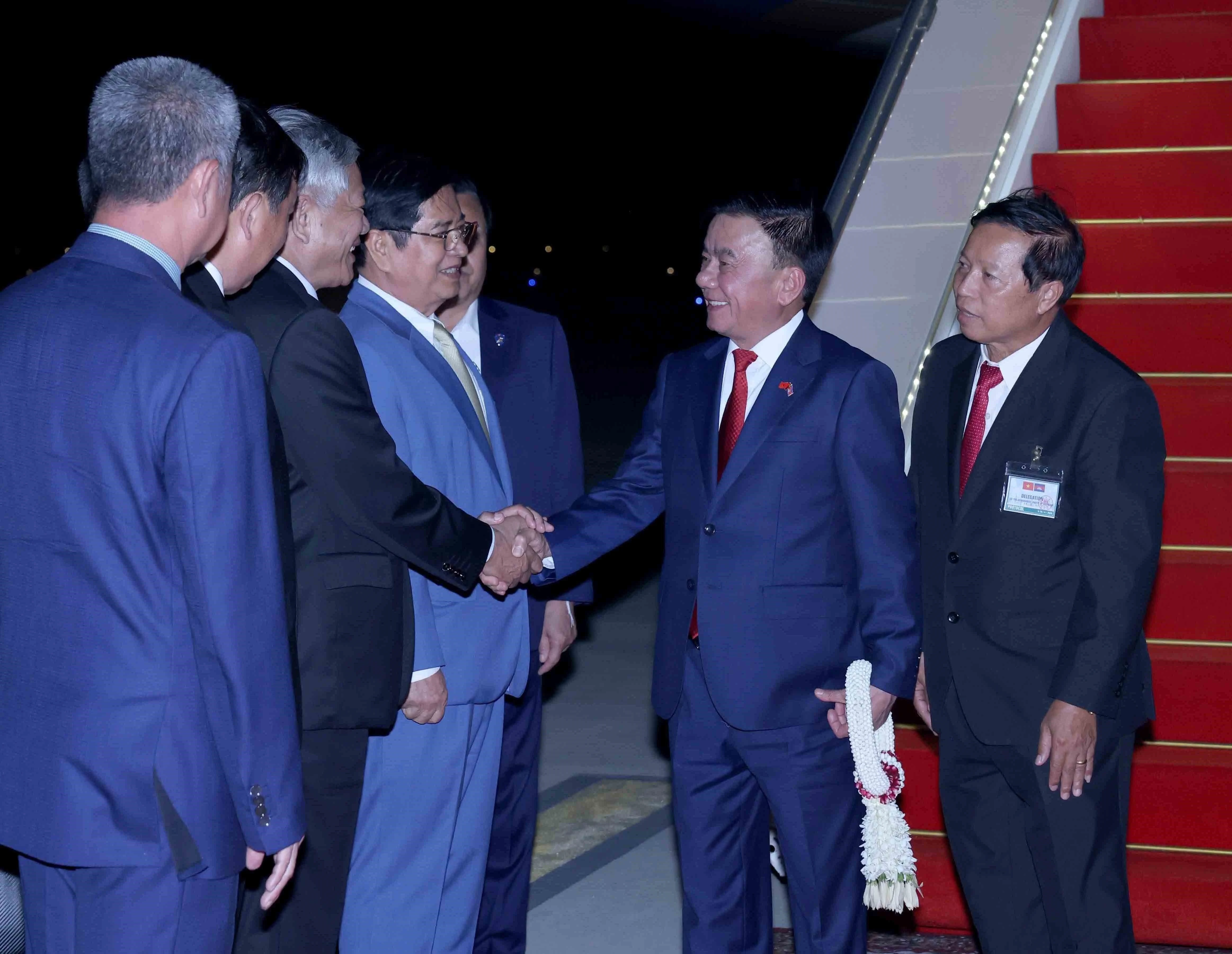 Đoàn đại biểu cấp cao Việt Nam do Thường trực Ban Bí thư Trần Cẩm Tú dẫn đầu thăm chính thức Campuchia