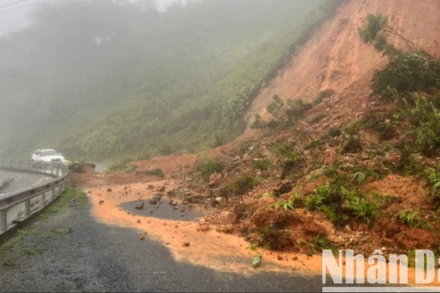 Km195, tuyến Hồ Chí Minh nhánh Tây thuộc xã Hướng Việt, huyện Hướng Hóa bị sạt lở gây ách tắc giao thông.