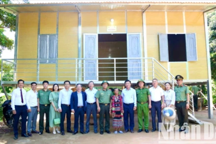 Ban Chỉ đạo xóa nhà tạm, nhà dột nát tỉnh Quảng Trị đến thăm và tặng quà chúc mừng các hộ gia đình nghèo ở huyện Hướng Hóa được hỗ trợ xây dựng nhà mới.