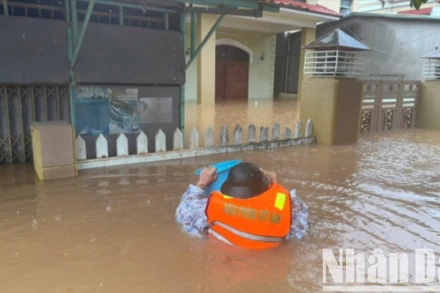 Lực lượng Biên phòng mang nhu yếu phẩm tiếp tế cho những hộ dân bị ngập sâu.