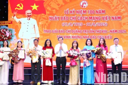 Bí thư Tỉnh ủy Nguyễn Long Hải trao giải A các tác giả, nhóm tác giả.