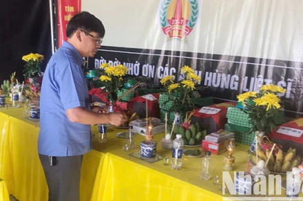 Lãnh đạo huyện Cam Lộ dâng hương các liệt sĩ vừa được quy tập tại Bản Chùa.