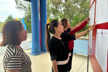 Cử tri đặc khu Cồn Cỏ theo dõi danh sách, tiểu sử người ứng cử.