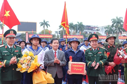 Bí thư Tỉnh ủy Nguyễn Văn Phương, Thiếu tướng Lê Văn Vỹ, Phó Tham mưu trưởng Quân khu 4 và lãnh đạo các ban, sở, ngành, địa phương tặng hoa động viên tân binh lên đường nhập ngũ.