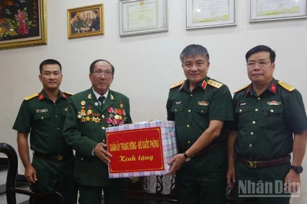 Đoàn công tác Quân ủy Trung ương, Bộ Quốc phòng đến thăm, tặng quà cho Anh hùng lực lượng vũ trang Trương Đức Hai, tại phường Đông Hà.