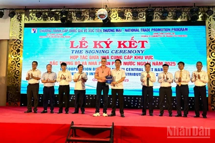 Các doanh nghiệp nước ngoài và trong nước trao biên bản ghi nhớ hợp tác tại hội nghị.