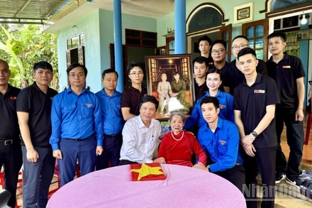 Đoàn công tác Trung ương Đoàn Thanh niên Cộng sản Hồ Chí Minh kính tặng Mẹ Lê Thị Mót những bức ảnh, đoạn phim tái hiện hình ảnh Mẹ bên người con trai duy nhất, được thực hiện bằng công nghệ trí tuệ nhân tạo.