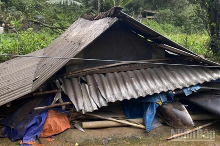 Nhà người dân bị sập do ảnh hưởng của bão số 3.
