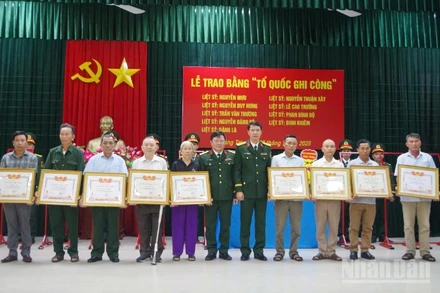 Đại diện Bộ tư lệnh Quân khu 4, Bộ Chỉ huy quân sự tỉnh Quảng Trị trao bằng "Tổ quốc ghi công" của Thủ tướng Chính phủ cho thân nhân các liệt sĩ.