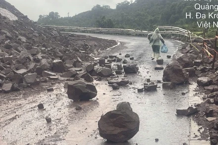 Sạt lở đất tại Km 8, Quốc lộ 15D gây ách tắc giao thông. (Ảnh: Đồn Biên phòng cửa khẩu quốc tế La Lay)