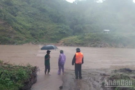 Nhiều ngầm tràn ở các xã miền núi phía nam tỉnh Quảng Trị bị ngập từ 0,4-1m, gây chia cắt giao thông.