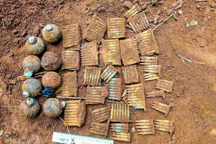 Hàng trăm vật liệu nổ được tìm thấy trong vườn nhà dân. (Ảnh: Dự án PeaceTrees VietNam Quảng Trị)