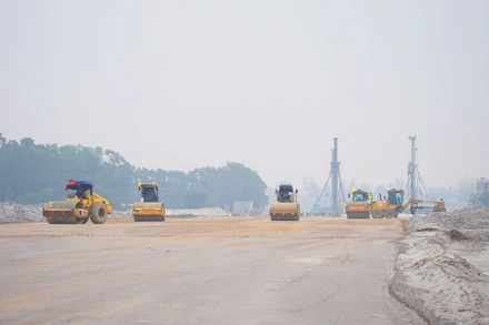 Thi công đường cất, hạ cánh tại Cảng hàng không Quảng Trị.