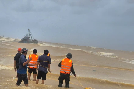 Các lực lượng chức năng khẩn trương cứu hộ 2 tàu cá gặp nạn.