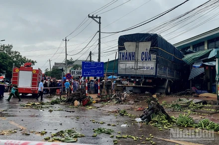 Hiện trường vụ tại nạn nghiêm trọng tại khu vực chợ Tân Long, xã Lao Bảo.