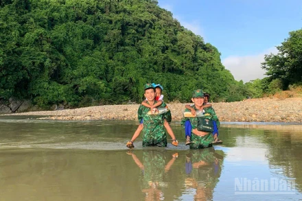 Chiến sĩ Đồn Biên phòng Hướng Lập cõng các em học sinh đến trường kịp giờ khai giảng năm học mới 2025-2026.