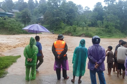 Lực lượng chức năng chốt chặn tại ngầm tràn qua xã A Dơi, tỉnh Quảng Trị.