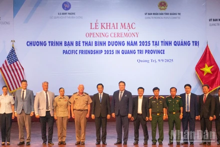 Đại diện Bộ Ngoại giao Việt Nam, lãnh đạo tỉnh Quảng Trị chụp hình lưu niệm cùng đoàn công tác của Đại sứ quán Hoa Kỳ tại Việt Nam.