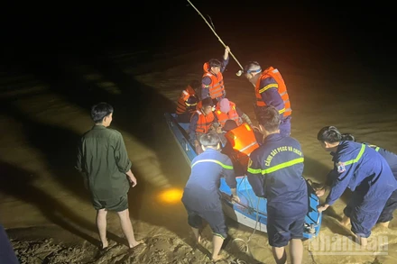 Lực lượng Công an kịp thời giải cứu người dân bị mắc kẹt do mưa lũ trong đêm.