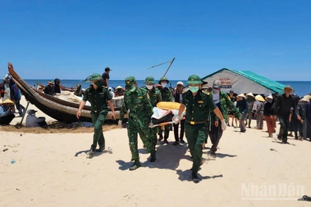 Thi thể của ngư dân mất tích trên biển được đưa vào bờ.