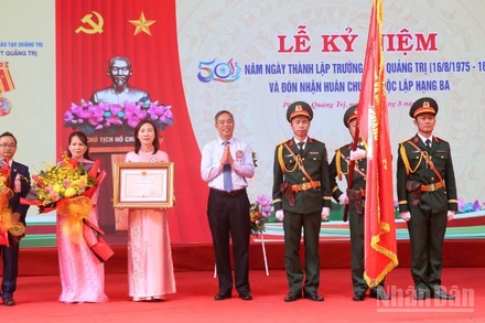Trường trung học phổ thông Quảng Trị vinh dự đón nhận Huân chương Độc lập hạng Ba vào dịp kỷ niệm 50 năm thành lập.