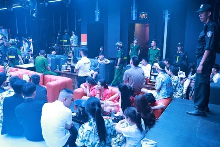 Lực lượng công an tỉnh Quảng Trị phát hiện nhiều đối tượng dương tính với ma túy khi kiểm tra vũ trường, nhà hàng. (Ảnh: Công an Quảng Trị)