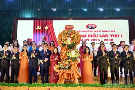 Lãnh đạo tỉnh Quảng Trị chúc mừng Ban Chấp hành Đảng bộ phường Nam Đông Hà, nhiệm kỳ 2025-2030.