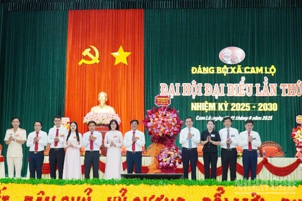 Ủy viên dự khuyết Trung ương Đảng, Phó Bí thư Thường trực Tỉnh ủy Quảng Trị Nguyễn Long Hải tặng hoa chúc mừng đại hội.