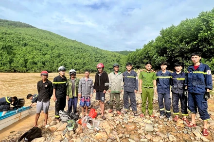 Sau nhiều giờ cứu nạn, 5 người dân đã được đưa đến khu vực an toàn.