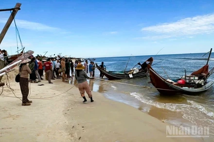 Thuyền đánh cá của ngư dân M.V.L. trôi dạt trên biển được người dân đưa vào bờ.