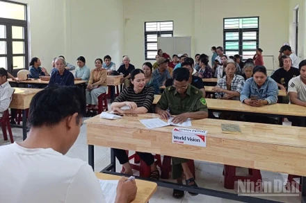 Xã Ba Lòng, tỉnh Quảng Trị tổ chức trao quà cho người nhân dịp kỷ niệm 80 năm Cách mạng Tháng Tám và Quốc khánh 2/9.